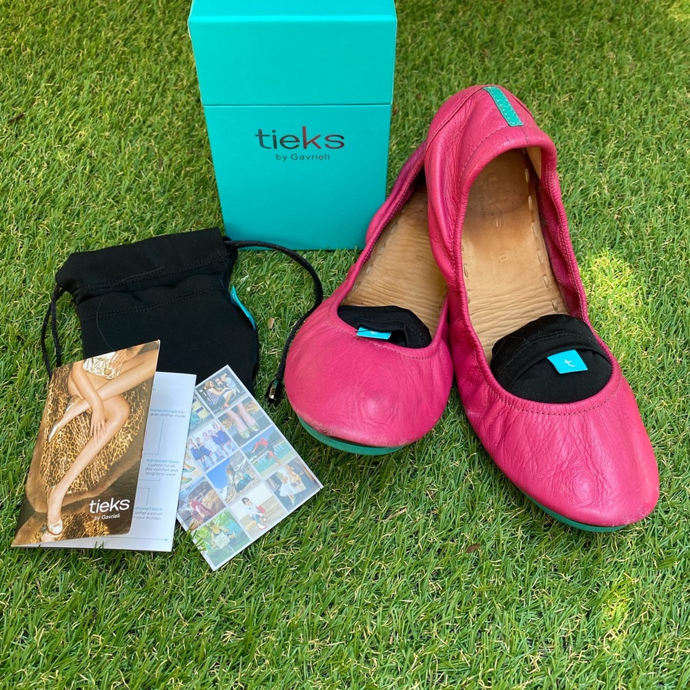 EUC Fuschia/Magenta Tieks- foldable leather ballet flat with box and bag sz 9